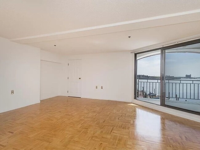 Building Photo - 1 Bedroom Townhome in Boston