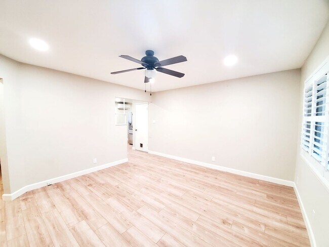 Foto del edificio - 2 bedroom home with garage, solar power, A...