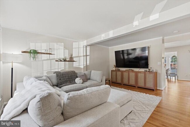 Foto del edificio - 7049 Rogue Forest Ln