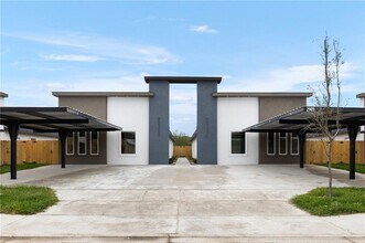 Building Photo - 3105 S Links Dr