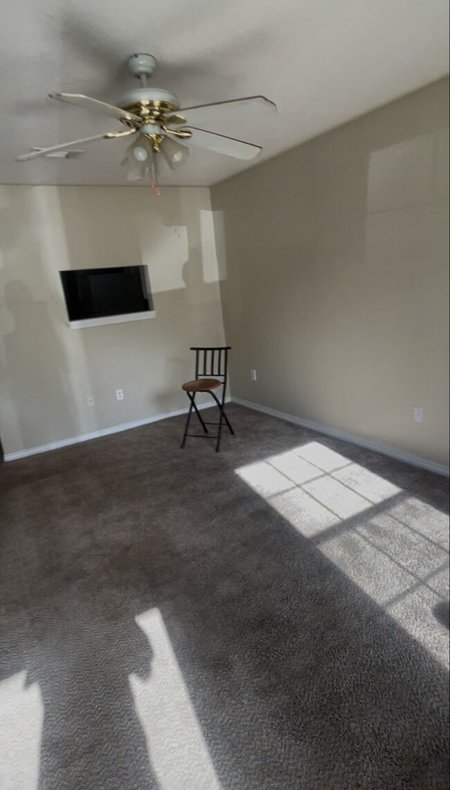 Building Photo - 867 S Brett St