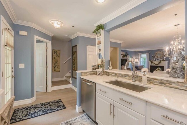 Foto del edificio - 28 Commodore Cir