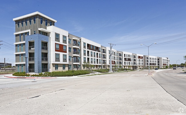 Building Photo - Mallory Eastside