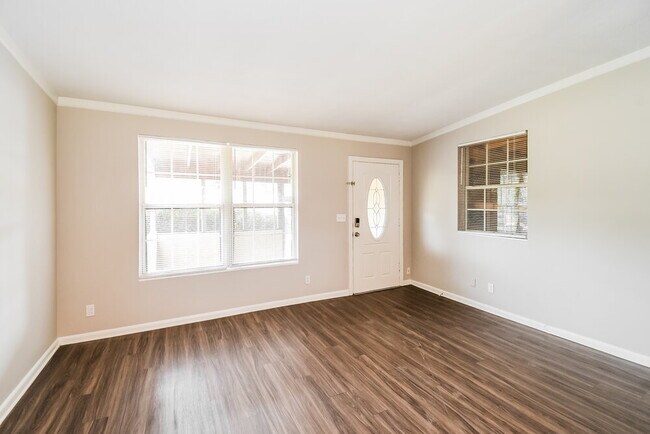 Building Photo - 1120 Skye Dr W