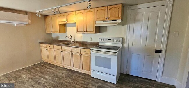 Foto del edificio - 636 Blooming Glen Rd