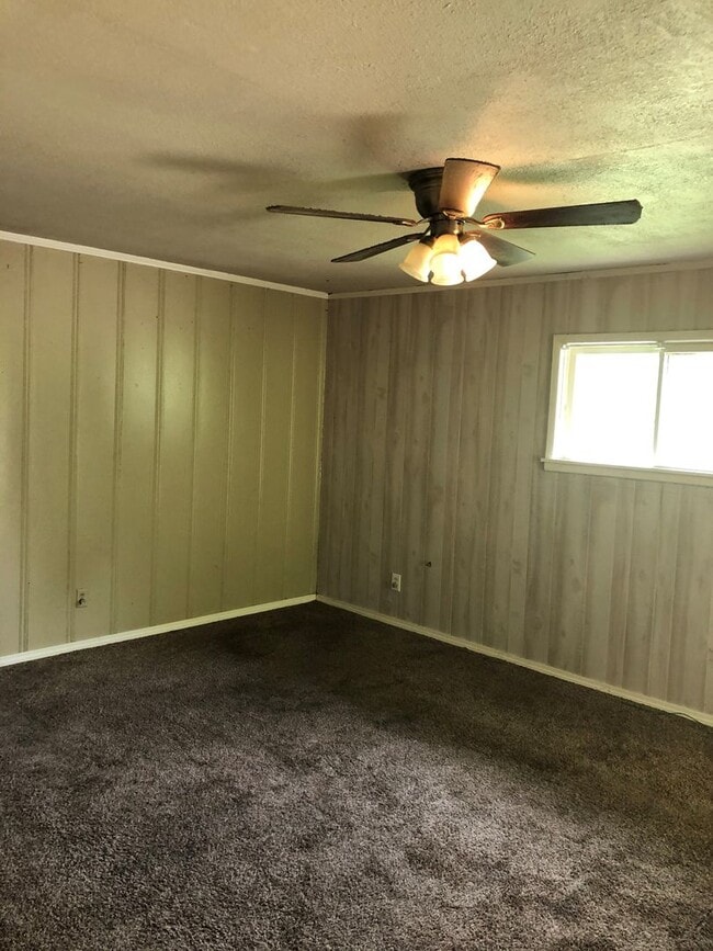 Building Photo - 2 Bed 1 Bath House