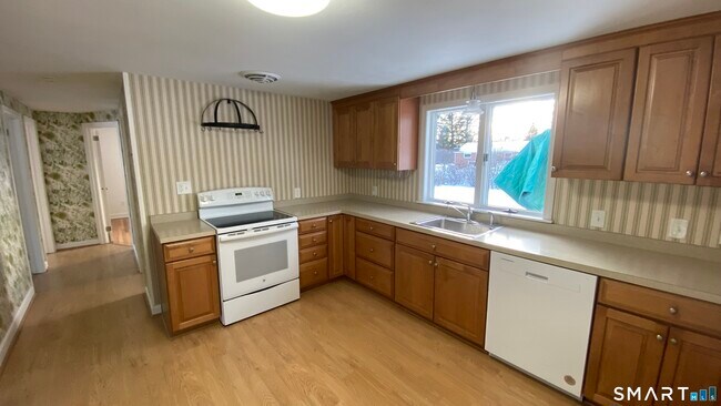 Building Photo - 178 Edgewood Dr