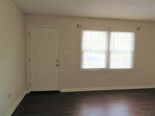 Foto del edificio - 3 bedroom, joined 1.5 bath ranch style home for rent