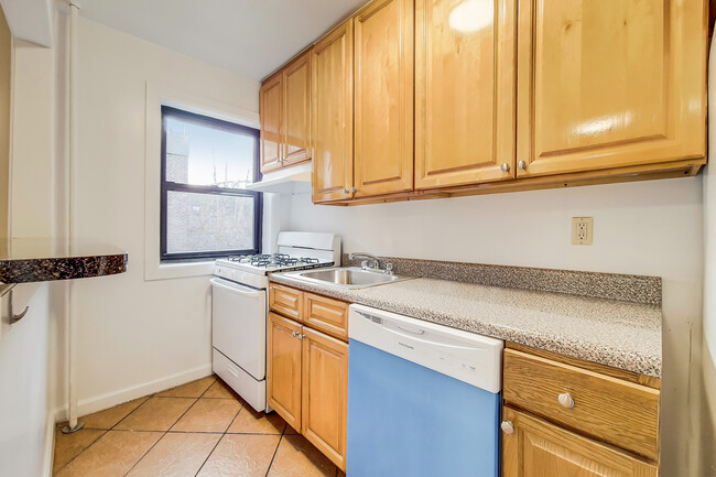 Kitchen - Central Astoria Apartments