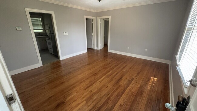 Foto del edificio - 2/1 apartment in Belhaven. Sleek gray walls with beautiful hardwoods, tile kitchen floors, W/D an...