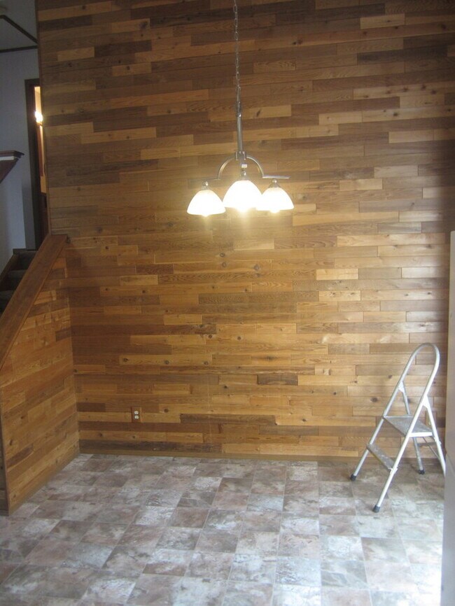 Building Photo - 3 Bedroom 2 Bath Tri Level Home with 2 Car...