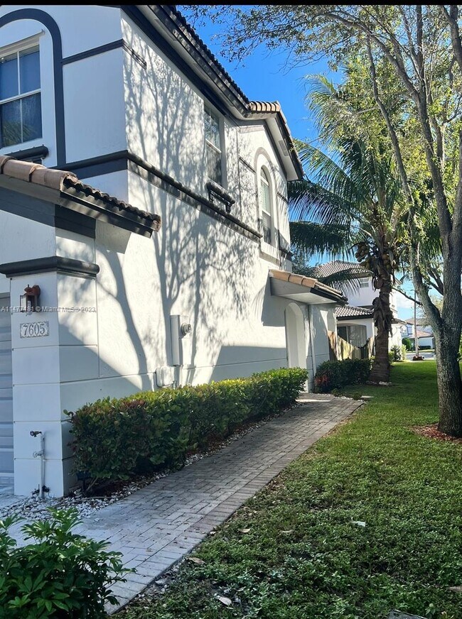 Building Photo - 7605 NW 115th Ct