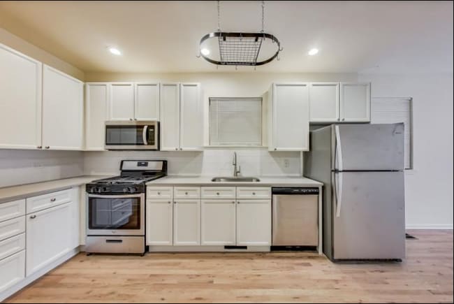 Building Photo - 2817 N Damen Ave