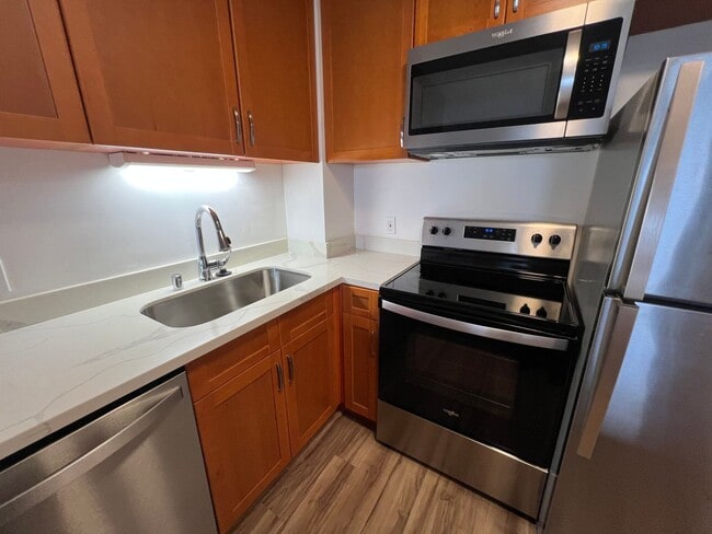 Building Photo - Kukui Plaza Diamond Head Tower- 1 Bed, 1 B...