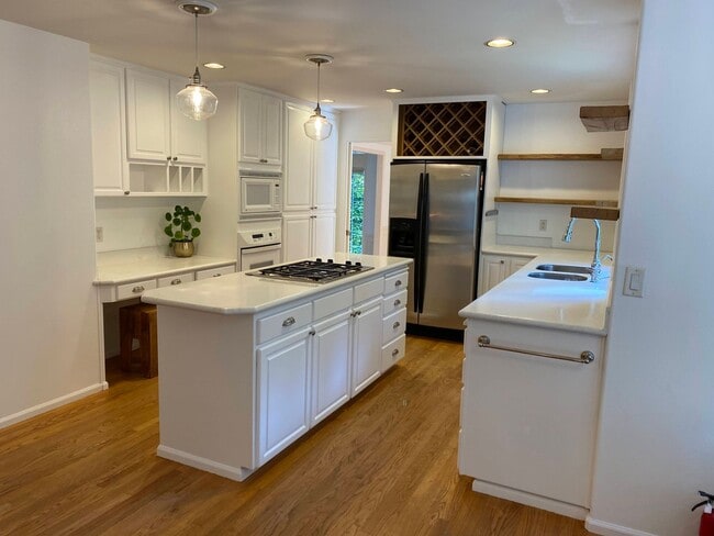 Building Photo - Beautiful 4 bedroom 2.5 bath Burnstead in ...