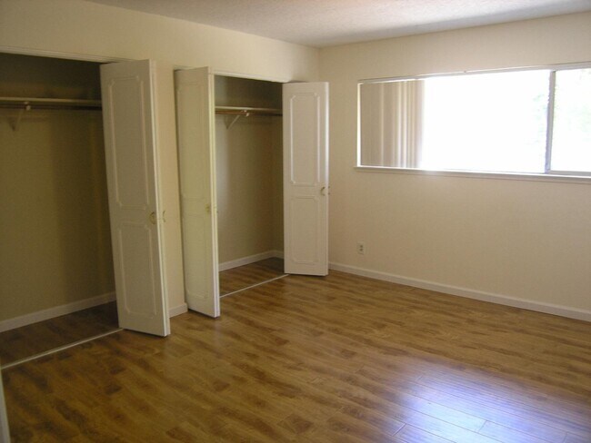 Building Photo - 2083 Town and Country Ln