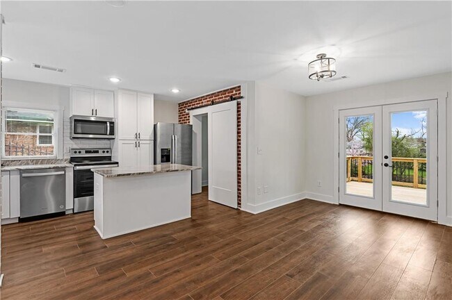 Building Photo - 668 Custer Ave SE