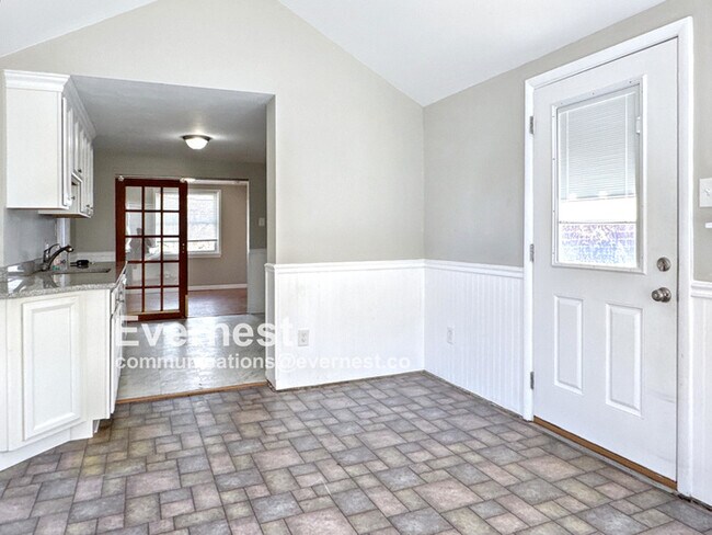 Building Photo - 3-Bedroom, 2-Bathroom Home with Modern Ame...