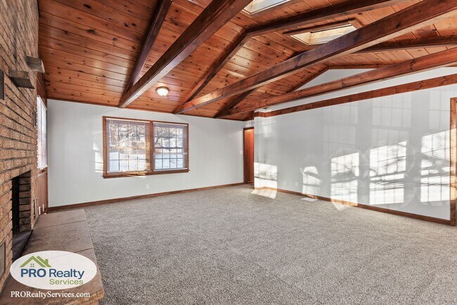 Building Photo - 3 Bedroom Home in North St. Paul