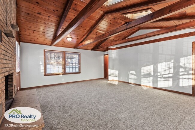 Building Photo - 4 Bedroom Home in North St. Paul