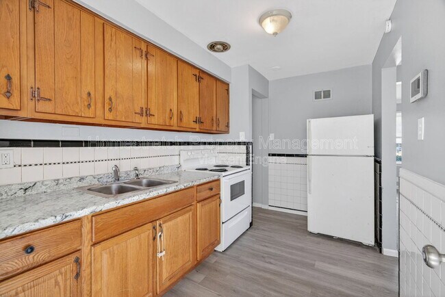 Foto del edificio - 1214 Forest Home Dr