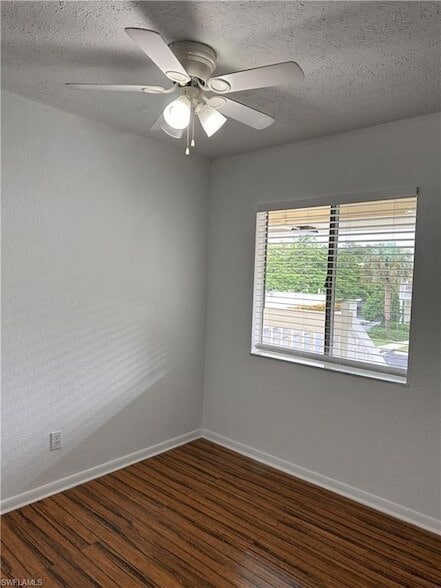 Foto del edificio - 4629 Bayshore Dr