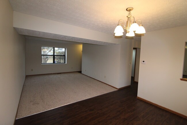 Building Photo - 3850 Heatherglen Dr