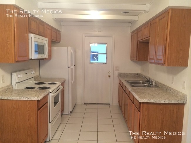 Building Photo - Cozy 2BR / 1 BA Duplex