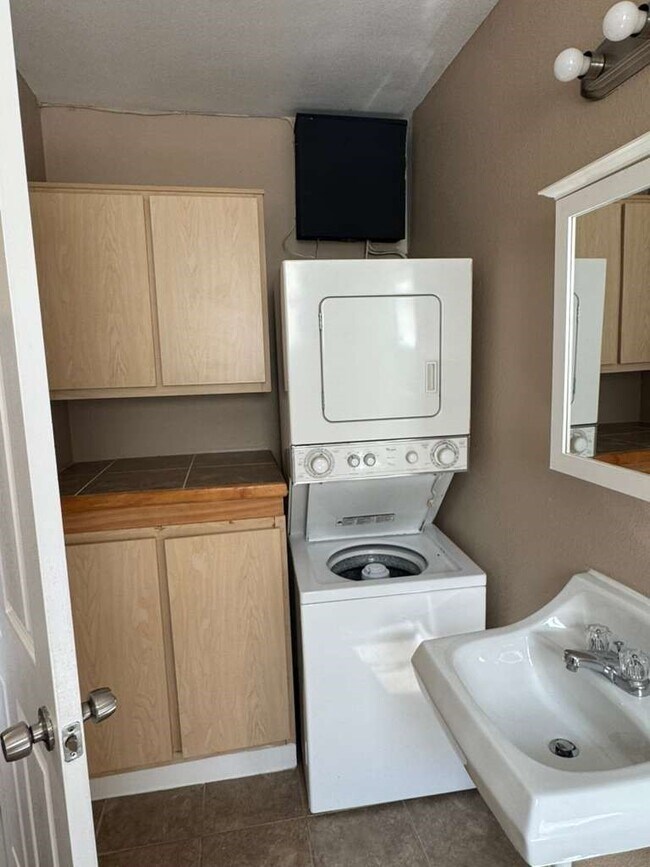 Foto del edificio - 1225 W 25th St