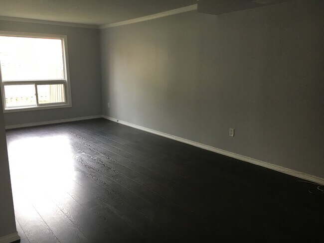 Building Photo - CONTEMPORARY 3-BEDROOM WHITBY TOWNHOUSE FO...