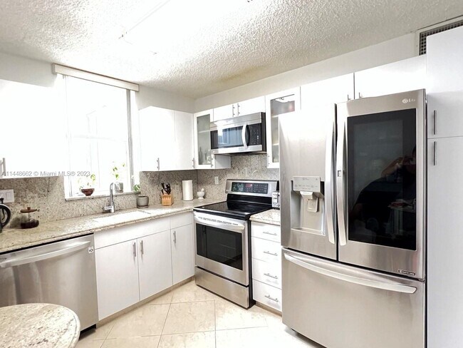 Foto del edificio - 18181 NE 31st Ct