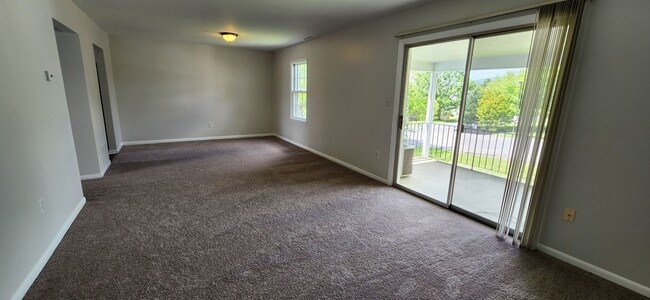 Building Photo - Upper Level One Bedroom Apartment w Covere...