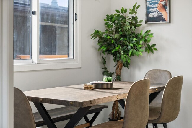 Photo du bâtiment - 4733 Bowness Rd NW