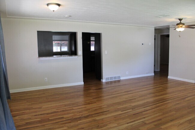 Building Photo - Stunning 3 bedroom/ 1 3/4 bath Ranch in Ha...