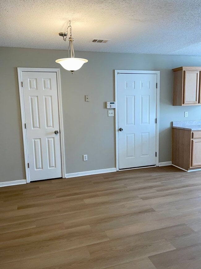 Building Photo - Remodeled  3 Bed/2 Bath Home in a Quiet bu...