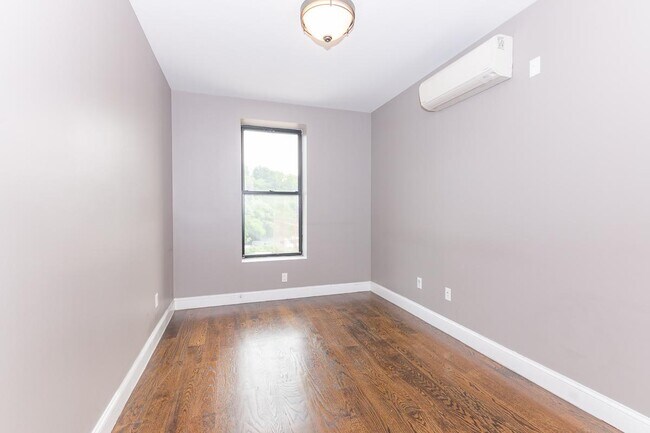 Foto del edificio - 60-80-80 Myrtle Ave