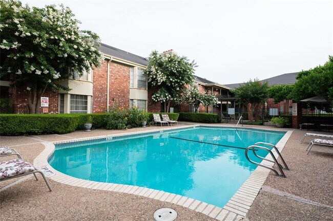 Foto del edificio - 7920 Rockwood Ln