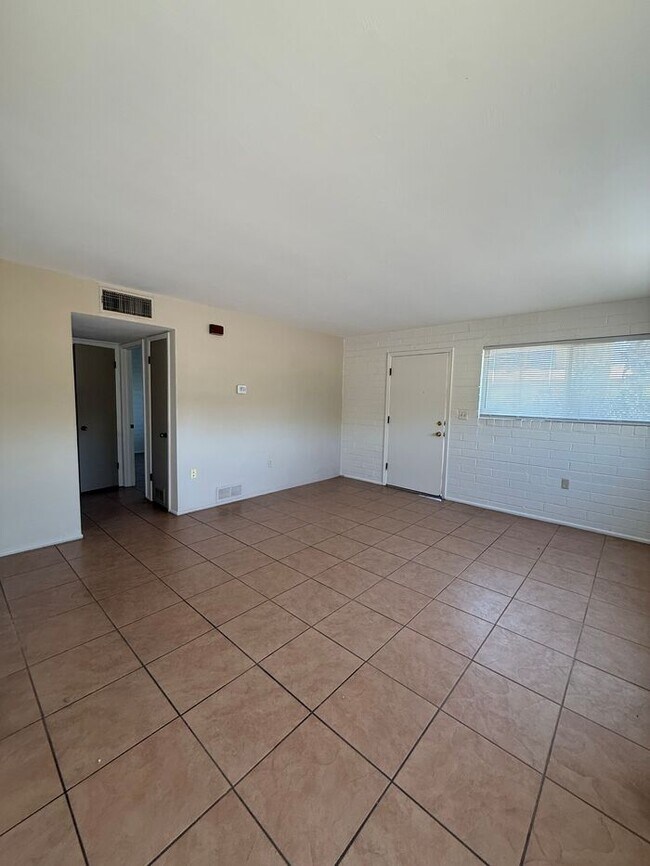 Building Photo - Town Home For Rent
