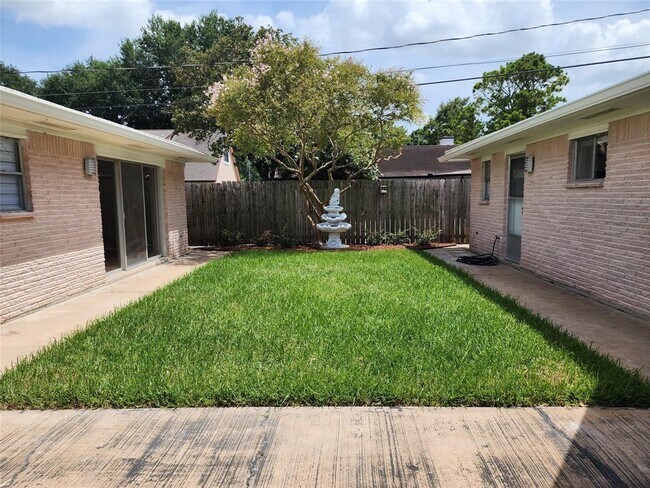 Building Photo - 8023 S Braeswood Blvd