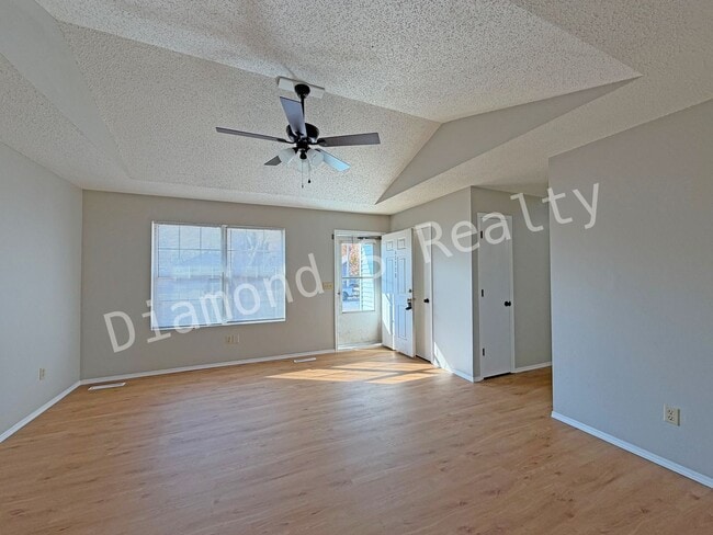 Foto del edificio - Charming and Clean 3 Bedroom House Available - South Springfield