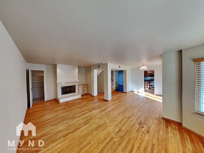 Building Photo - 125 Rosa Flora Cir