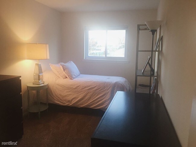 Building Photo - 2 br, 1.5 bath Apartment - 326 Hermit St