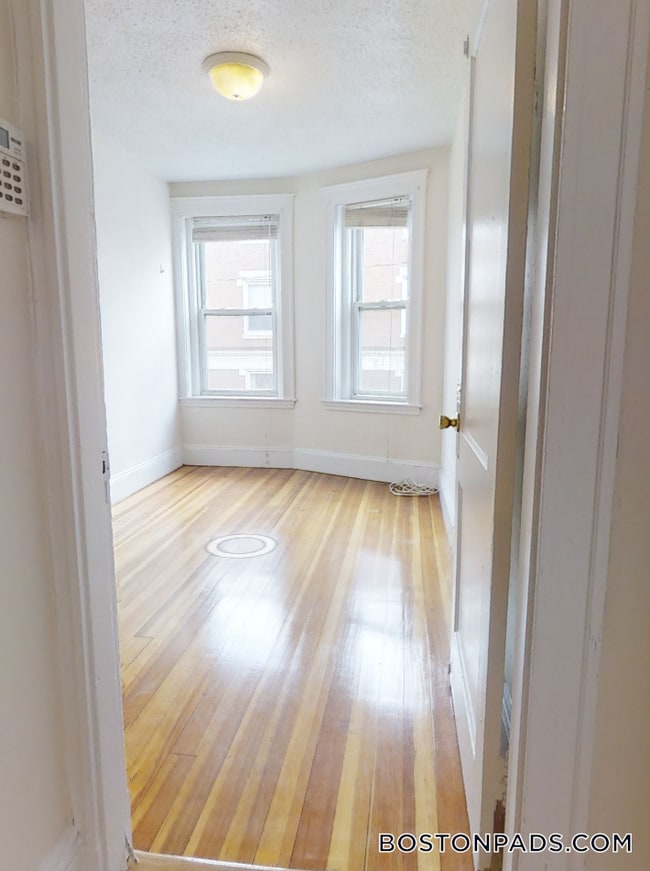 Building Photo - 15 Barrows St