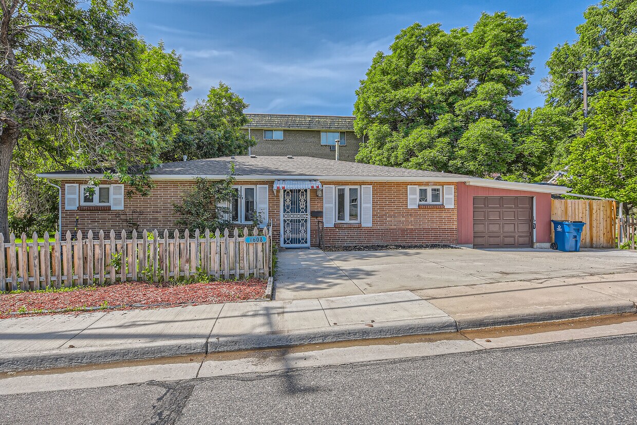 Pet friendly home Downtown Littleton, full... House Rental in