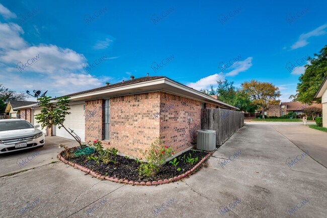 Building Photo - Cute 2/2 Duplex in Arlington!