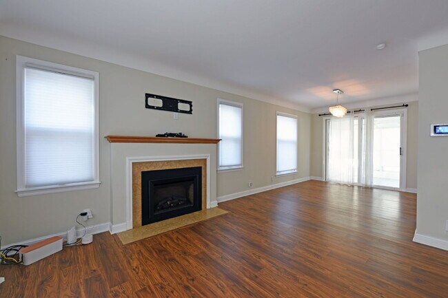 Building Photo - Beautiful 3-Bed 1-Bath Home Near Lake Nokomis!