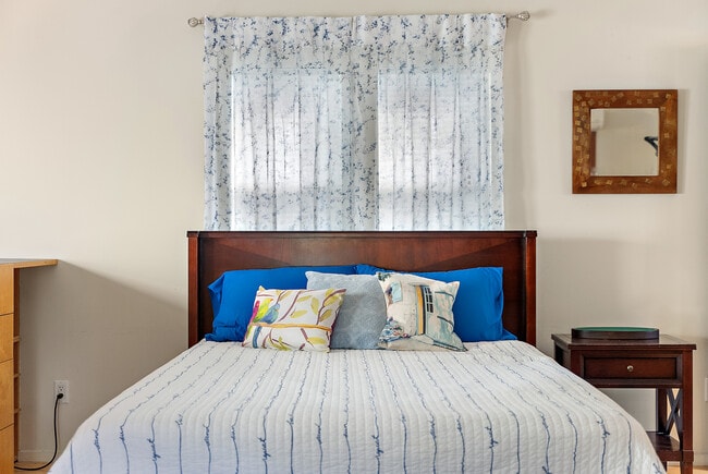 Building Photo - 326 16th Ave NE