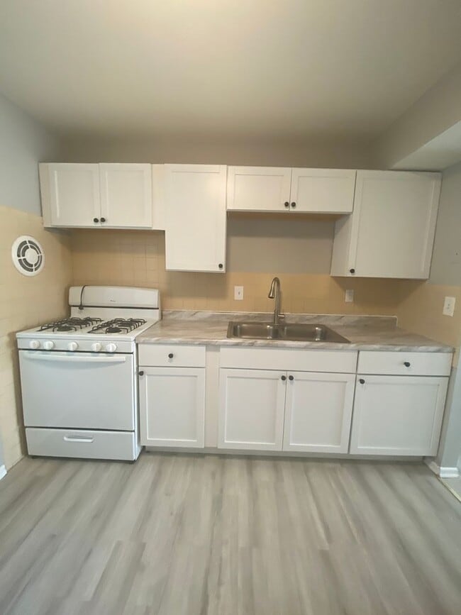 Building Photo - Renovated 2 Bed 1 Bath 1ST FLOOR!