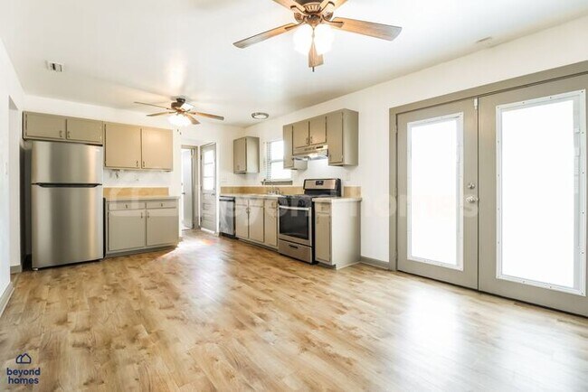 Foto del edificio - Beautiful lake views with this renovated 4 bedroom / 1.5 bath home with almost 1,379 sq feet of s...