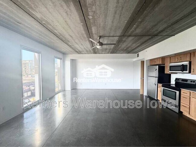 Building Photo - 350 E Locust St